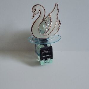 Swan Wallflower Plug-In with Aloe & Palm Refill